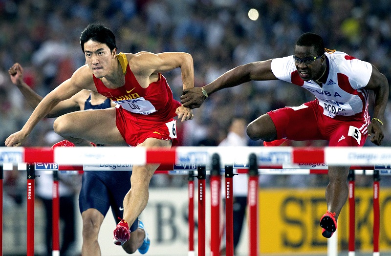 关于运动员们正处于一场激动人心的比赛之中的信息