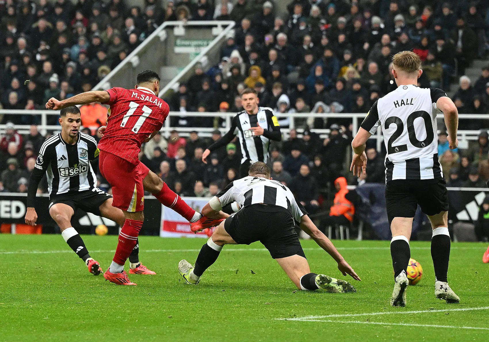 包含后卫助攻破门，帮助球队客场逼平对手的词条