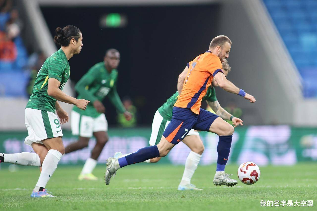 包含后卫助攻破门，帮助球队客场逼平对手的词条