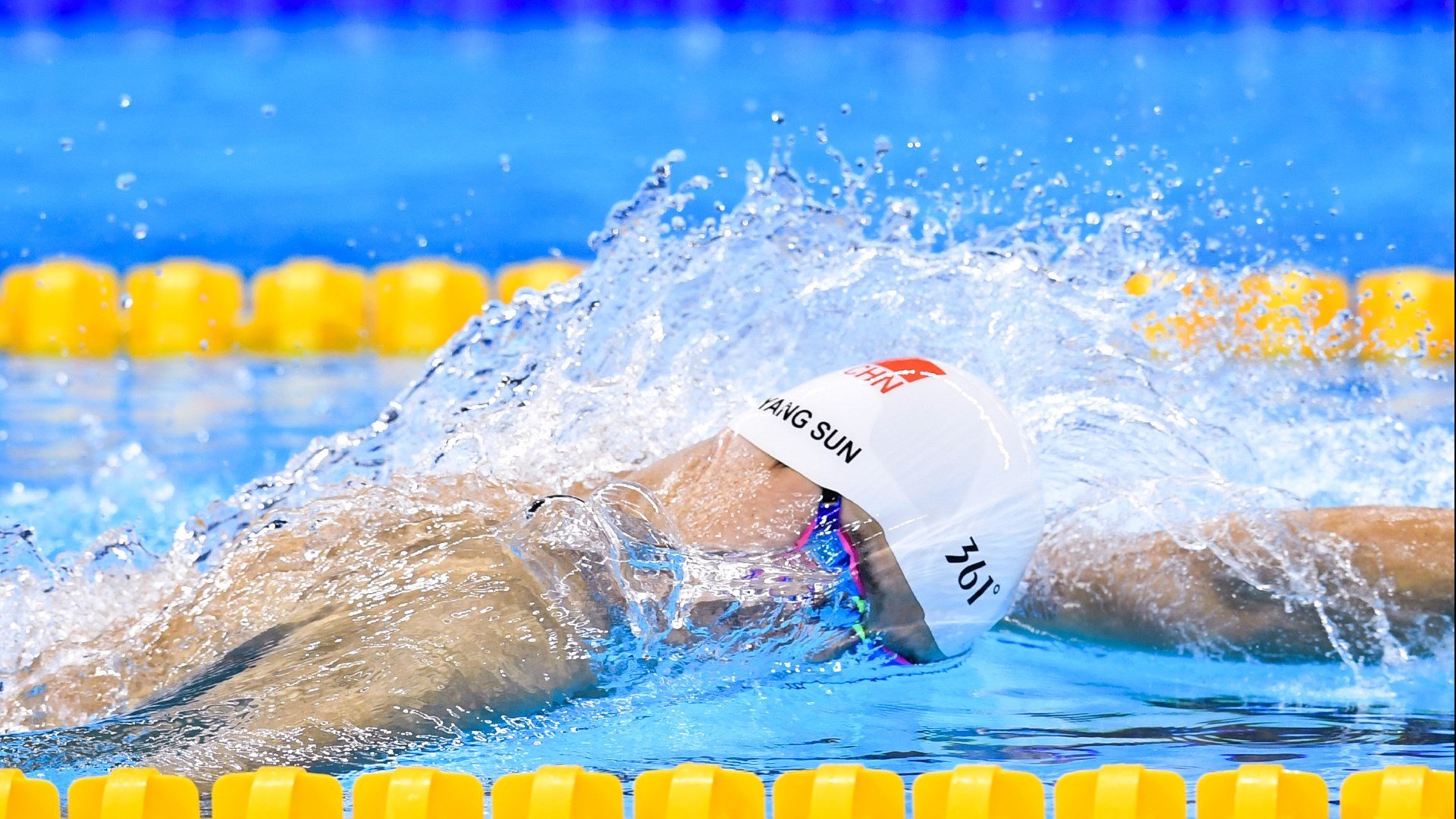 塞恩斯惊艳四座,阿斯顿马丁上演惊天逆转,索伯车队战略失误成转折点