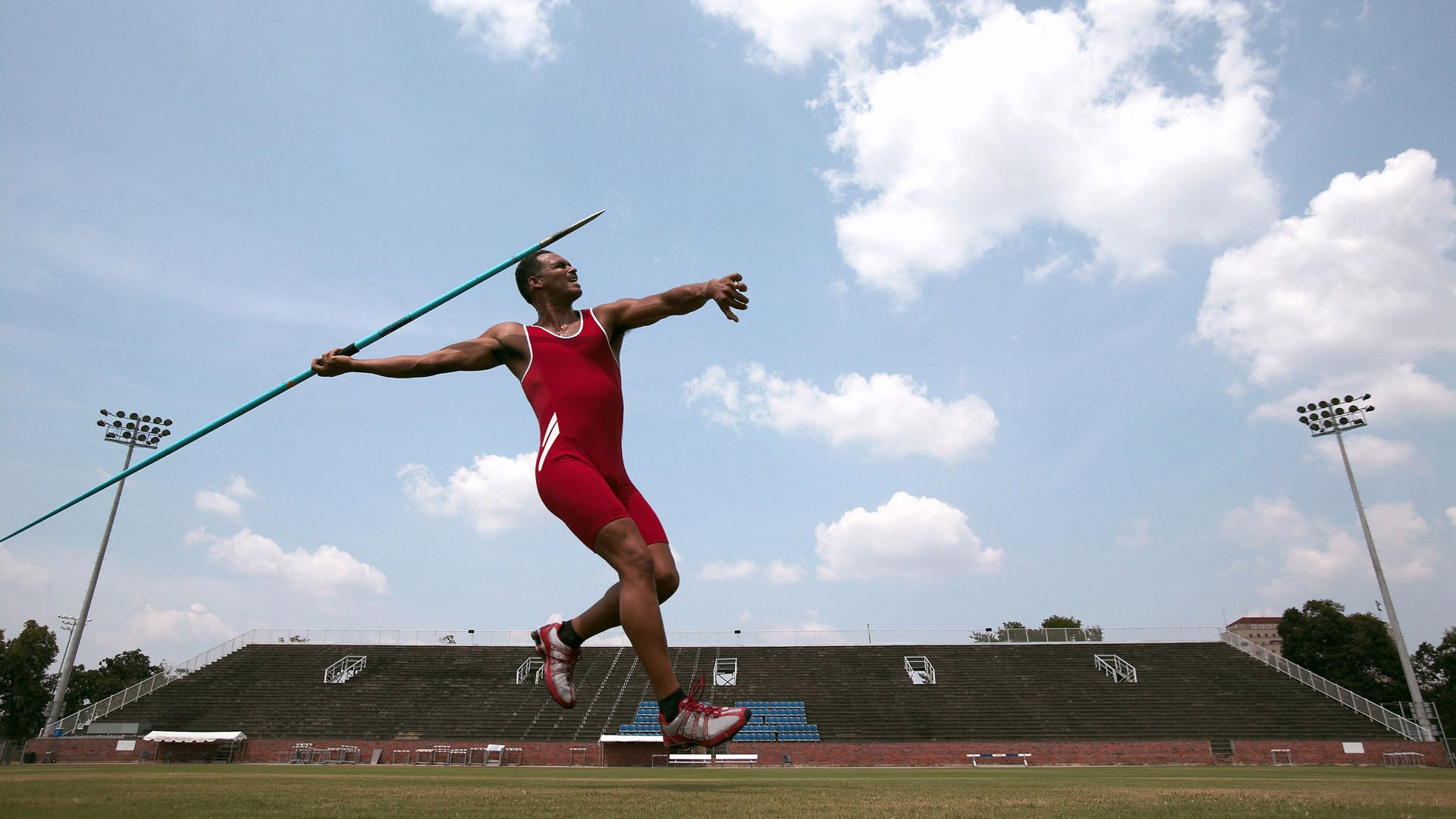 克莱神射统治全场，尼克斯轻取广州队展现代篮球艺术